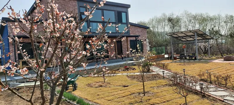 [Yangpyeong] River view and bicycle/walking path/fire pit pretty yard luxury one month living 1st floor 38