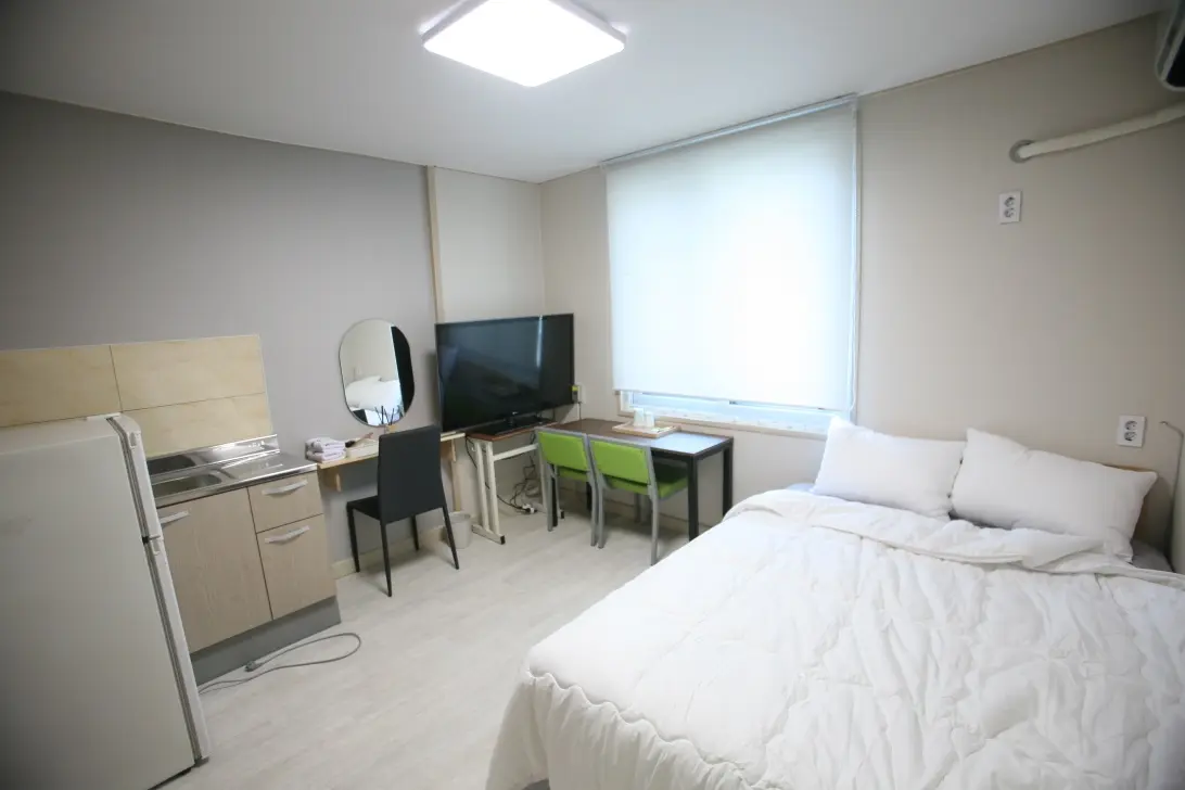 Jeonju Central Business District Angol Intersection, 10 minutes from Hanok Village, 1 minute from Food Alley, 2 minutes from bus stop - main image