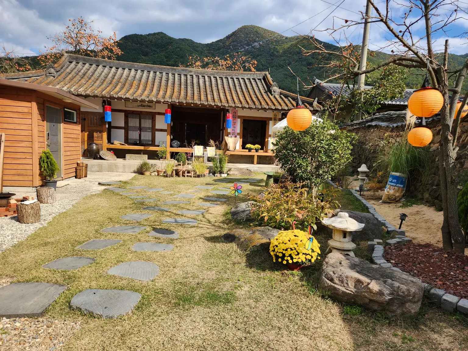 경북 청도 숲세권·마당 있는·시골 살기 독채 원룸·최대 4인 산에 둘러 쌓인 한옥집 애견동반가능 대표 사진