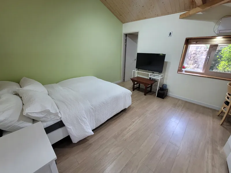 [Doryeon 2-dong, Jeju] Spacious Studio Room 102 with Stone Wall #5MinuteDriveFromSamyangBeach 3