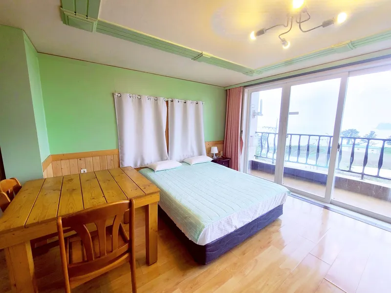 [Hogeun-dong, Seogwipo] Ocean view resort close to the city center 15 pyeong #One room (deluxe double) A 4