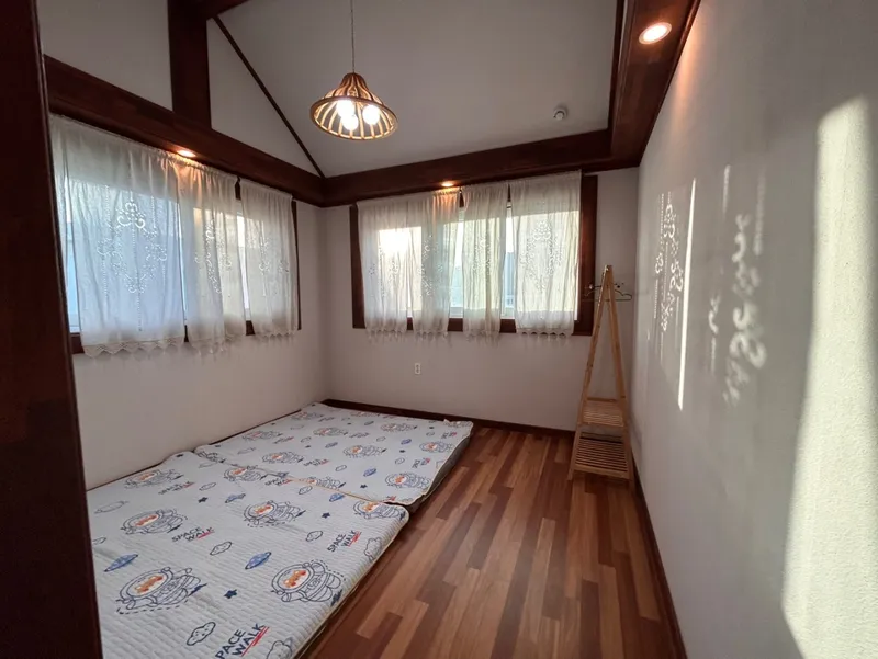 [Andeok, Seogwipo] #5 rooms #3 bathrooms #1 playroom Sanbangsan view large family house 23