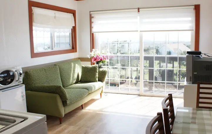 Seogwipo Seongsan forest retreat & with a yard & countryside stay Rental cottage 1BR & sleeps 6 2nd floor separate one-room C building 201 Large dogs allowed Cover Photo
