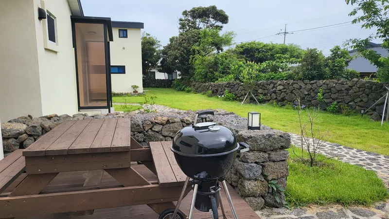 [Seongsan, Seogwipo] Stone wall, grass yard, independent house, two rooms + attic / living area is marked 25