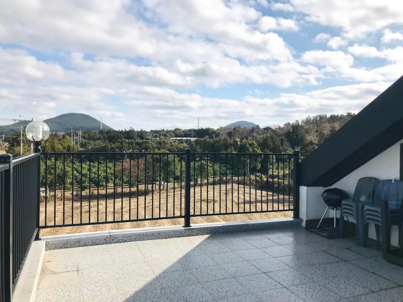 [제주 조천] 동쪽 돌담 독채/야외 자쿠지 무료/바베큐 불멍/넓은 잔디밭 2
