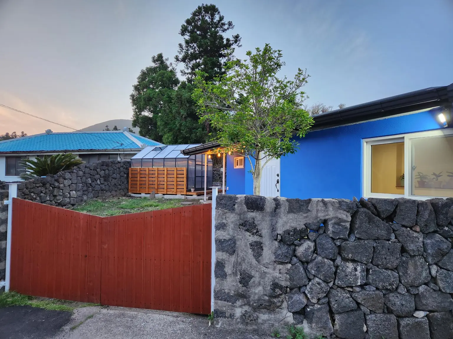 Seogwipo walkable & with a yard & stone wall Entire House 1BR & sleeps 4 A secluded, independent stone-walled house near various amenities Cover Photo