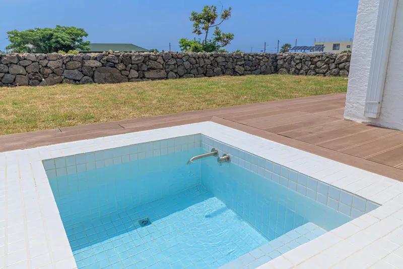 [Daejeong, Seogwipo] Outdoor Jacuzzi / Family Pension / Two-Room / Standard for 4 / Lawn Yard / BBQ Available 30