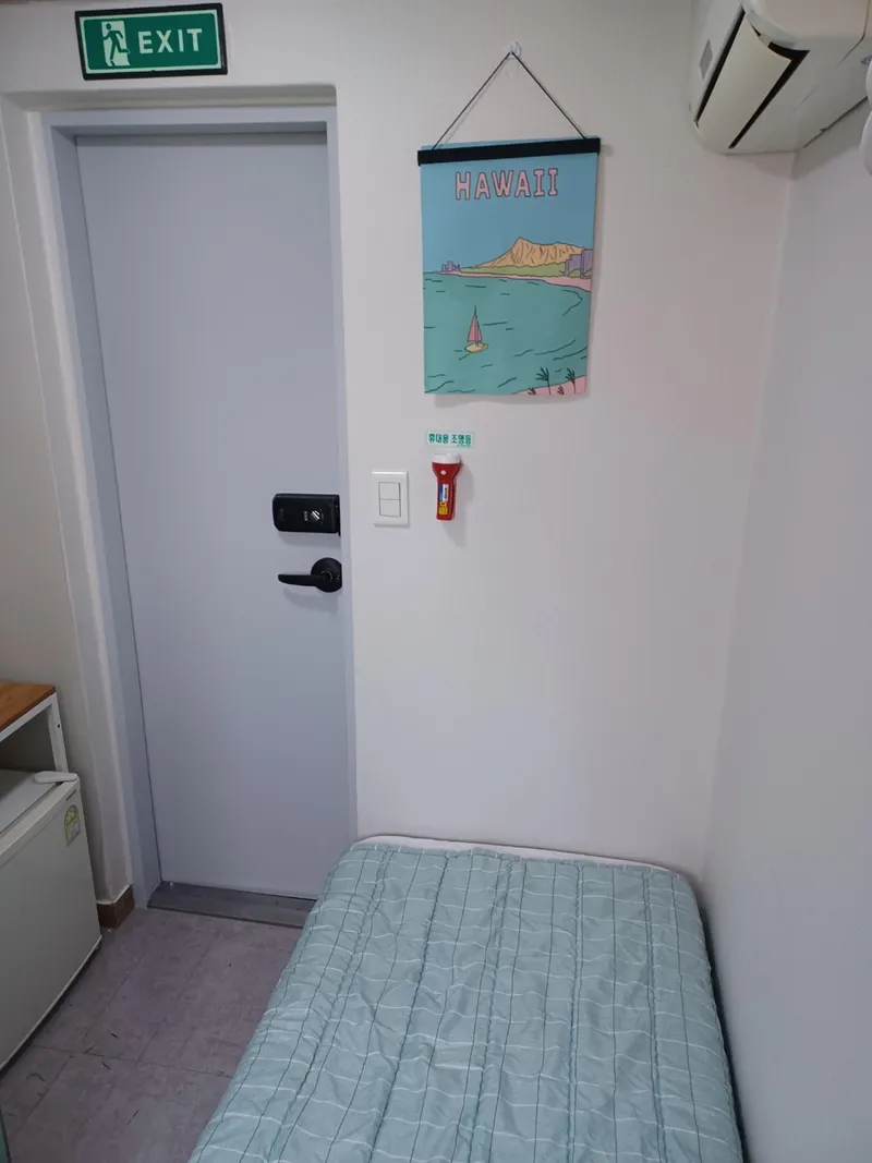 [Seocho, Seoul][Gangnam] Overwhelming location! 3 minutes from the station, large windows, private bathroom (45 sq ft). 4