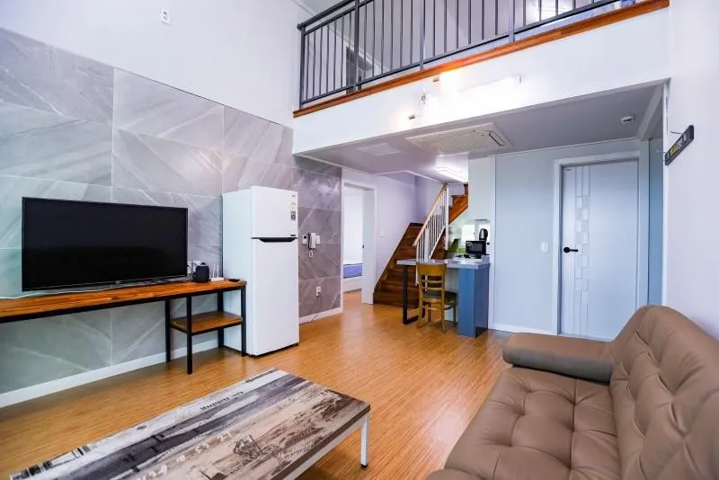[Yeosu] Ocean view one-room duplex pension 202 where you can see the sunrise directly 3