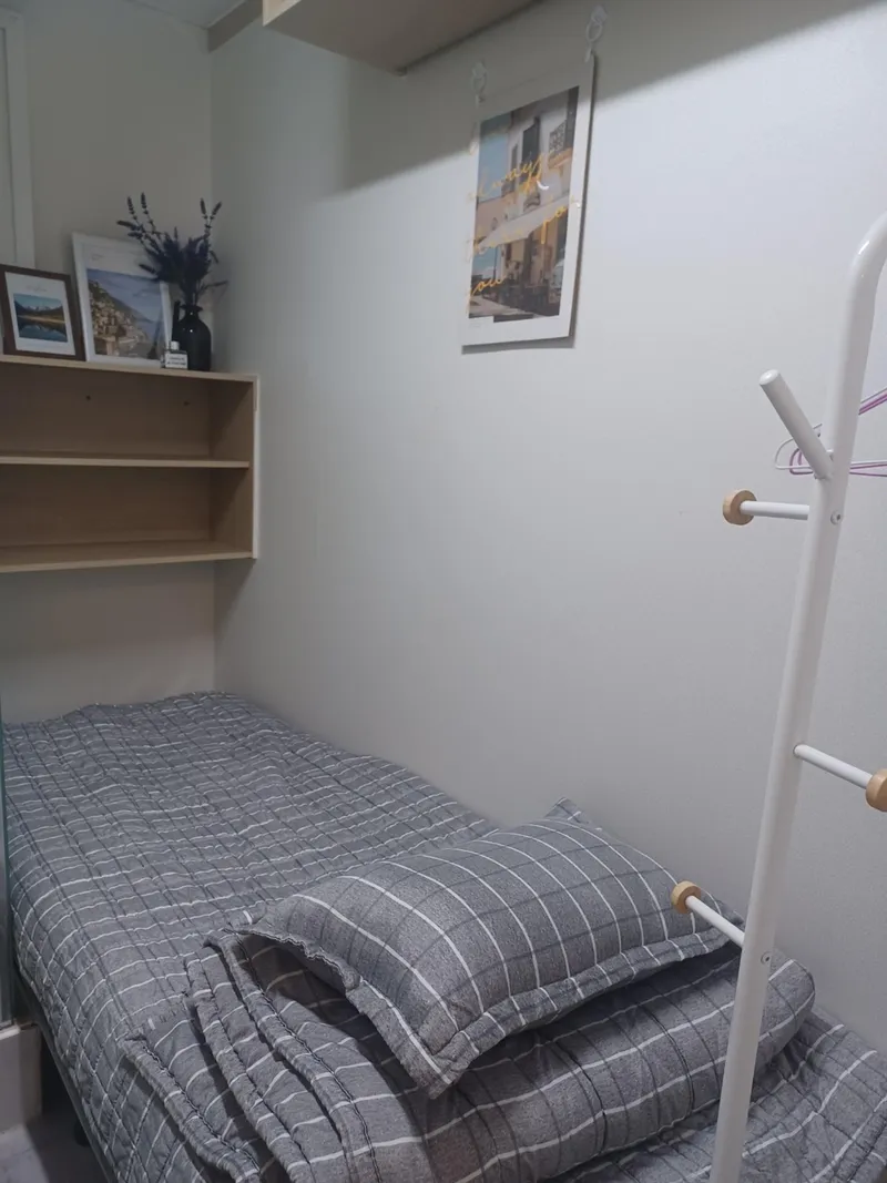 [Seocho, Seoul][Gangnam] Overwhelming Location! 3 minutes from the station, large windows, private bathroom (43 sq ft). 5
