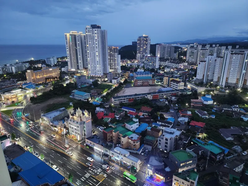 [Sokcho] Living room/room 25th floor ocean, city view apartment 7 minutes to Sokcho Beach, 3 minutes to E-Mart 2