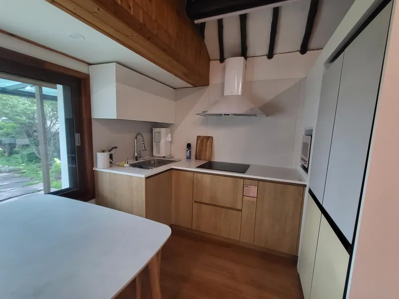 [Hallim, Jeju] A country stone house with a pretty yard and rafters 42