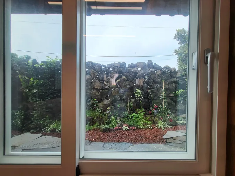 [Hallim, Jeju] A country stone house with a pretty yard and rafters 54