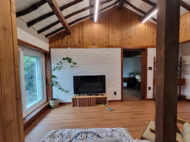 [Hallim, Jeju] A country stone house with a pretty yard and rafters 50