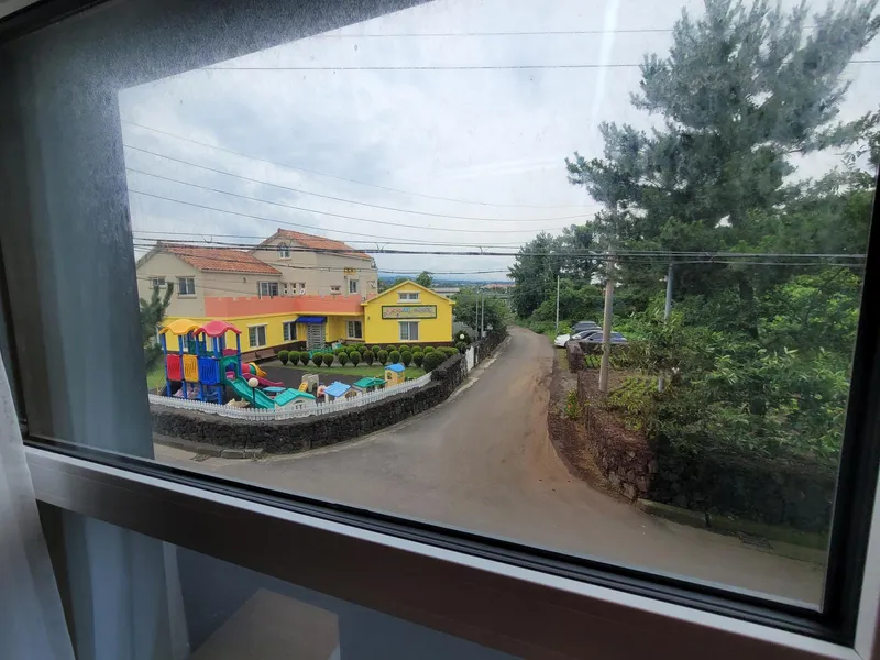 [제주 조천] 함덕해수욕장 도보15분 함덕대나무집 거실+투룸 2층 B 17