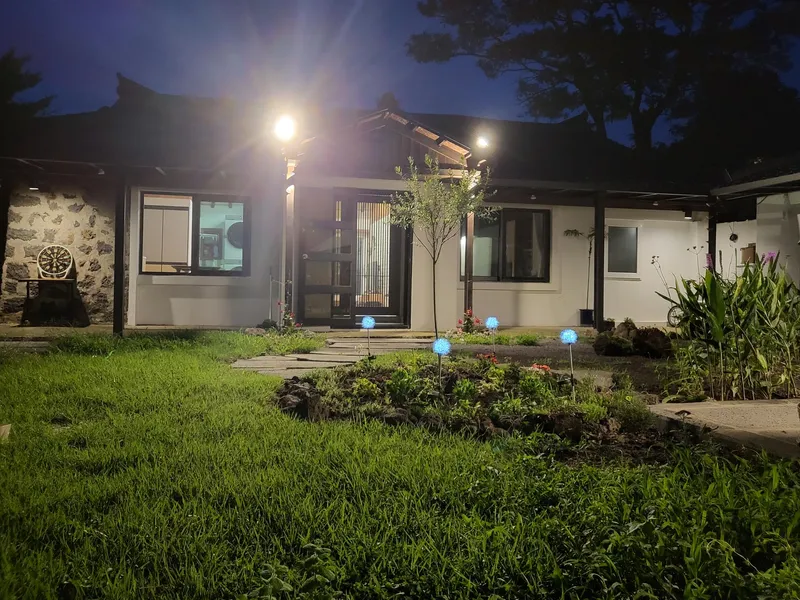 [Hallim, Jeju] A country stone house with a pretty yard and rafters 65