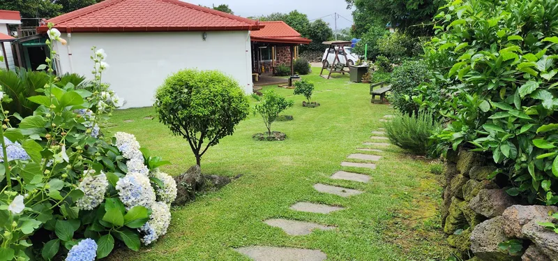 [Seongsan, Seogwipo] A cozy village with stone walls, orchards, and fields, Forumokchae (main house) 24