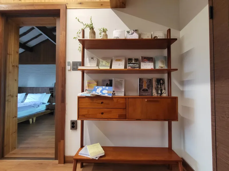 [Hallim, Jeju] A country stone house with a pretty yard and rafters 40