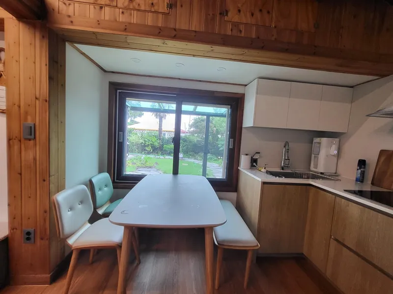 [Hallim, Jeju] A country stone house with a pretty yard and rafters 45