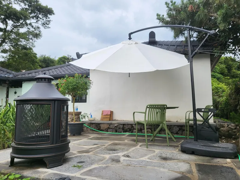 [Hallim, Jeju] A country stone house with a pretty yard and rafters 39