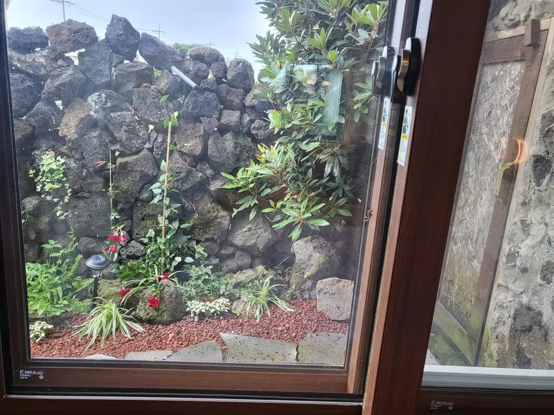 [Hallim, Jeju] A country stone house with a pretty yard and rafters 53