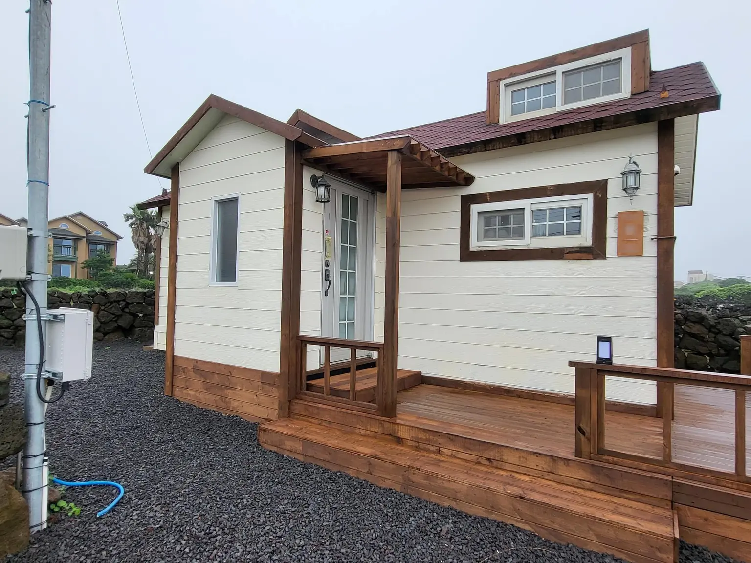 Jeju Gujwa Kimnyeong's small independent house, Kimnyeong House, embracing the emerald sea - main image