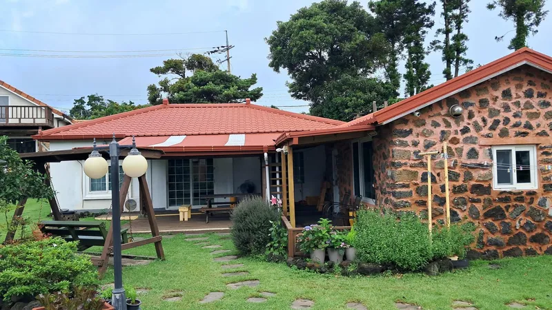 [Seongsan, Seogwipo] A cozy village with stone walls, orchards, and fields, Forumokchae (main house) 17
