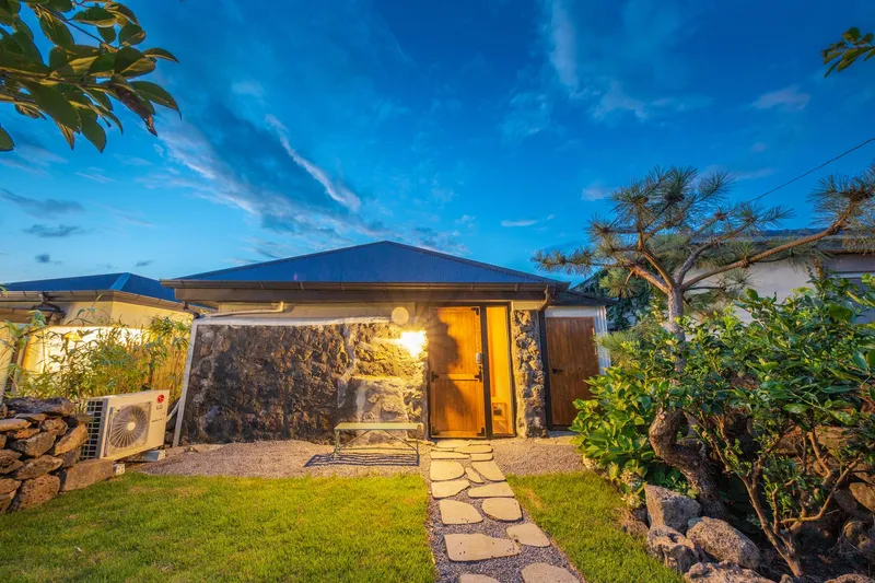[Aewol, Jeju] Gu-eom-ri Dol-yeom-jeon Aewol Coastal Road, Jeju Dol-dam Old House, Independent Pine Tree House 52
