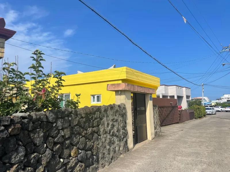 [Gujwa, Jeju][Jeju Gimnyeong] Yellow house next to Gimnyeong Cheonggulmul #Right in front of Gimnyeong sea 48