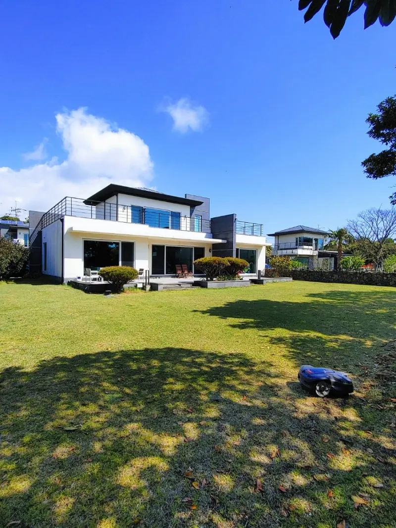 Seogwipo Seongsan Healing Kids Room & Spacious Lawn Luxury Townhouse - main image