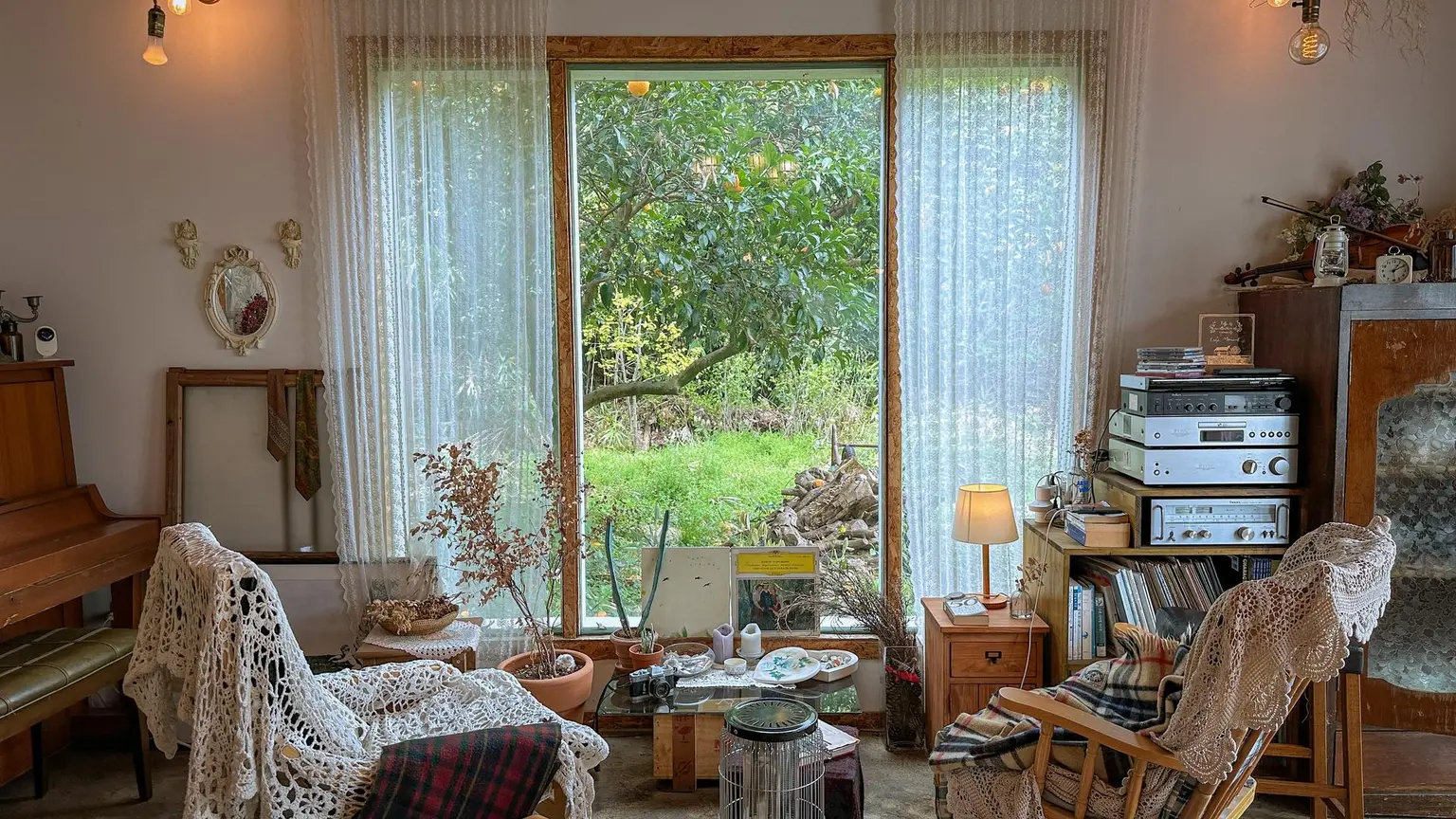Seogwipo Pyo-seon Dokchae 2-person Bookstay with books and my own vintage cafe - main image