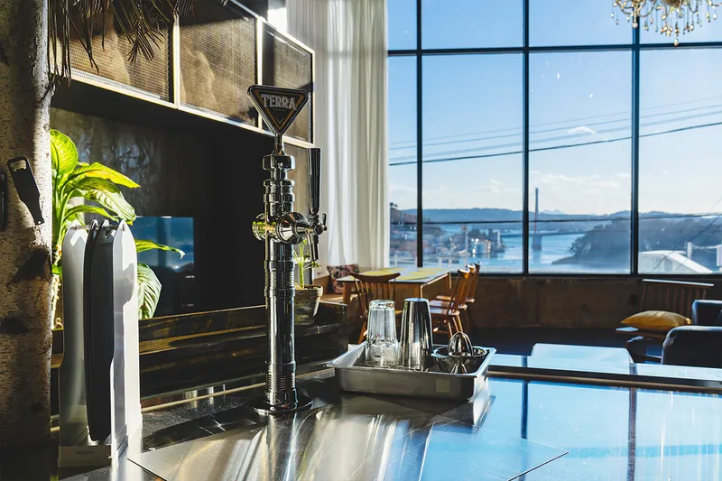 [Yeosu] Cocktail bar concept accommodation with a view of the night sea in the center of Yeosu Cafe Street 14