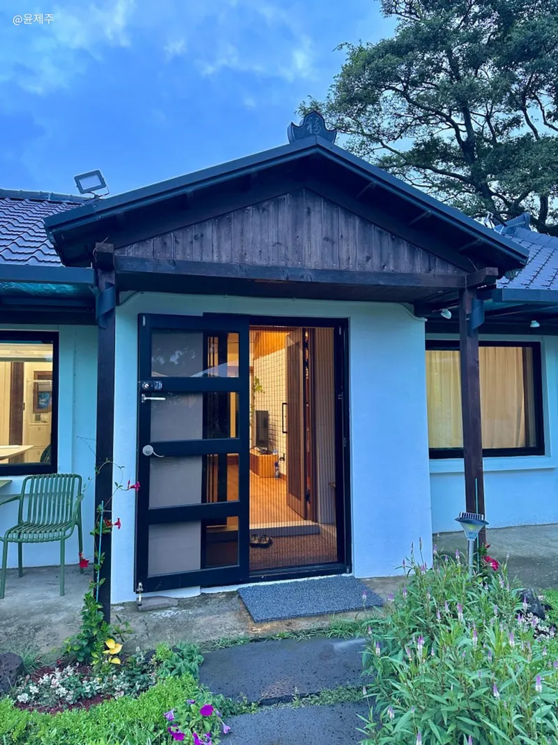 [Hallim, Jeju] A country stone house with a pretty yard and rafters 36