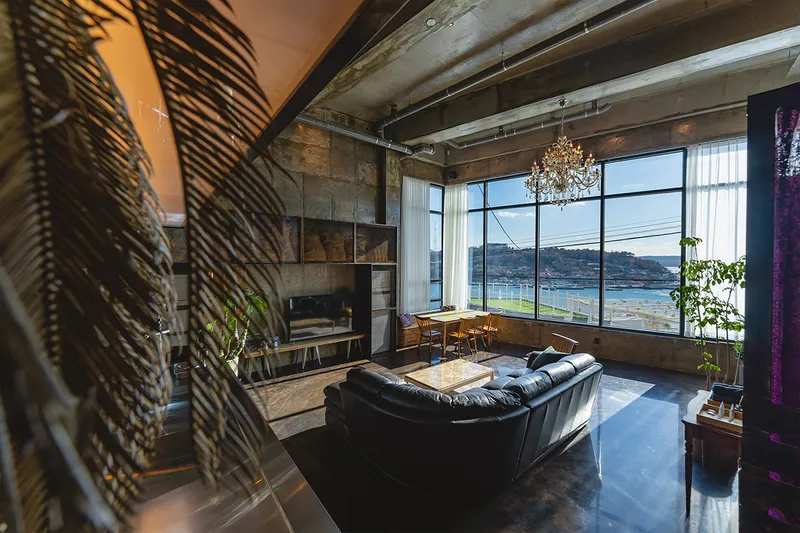 [Yeosu] Cocktail bar concept accommodation with a view of the night sea in the center of Yeosu Cafe Street 25