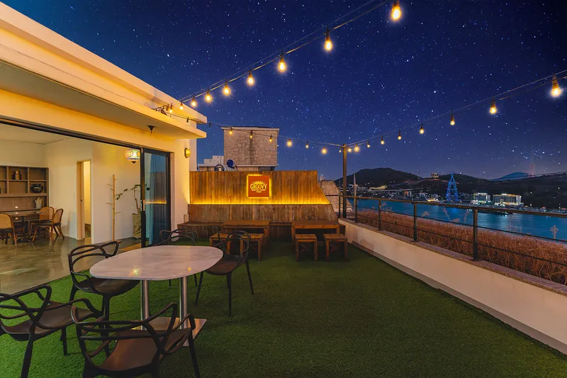 [Yeosu] Cocktail bar concept accommodation with a view of the night sea in the center of Yeosu Cafe Street 44