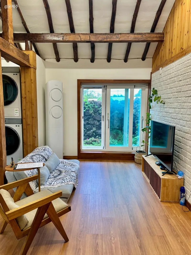 [Hallim, Jeju] A country stone house with a pretty yard and rafters 51
