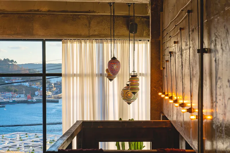 [Yeosu] Cocktail bar concept accommodation with a view of the night sea in the center of Yeosu Cafe Street 4