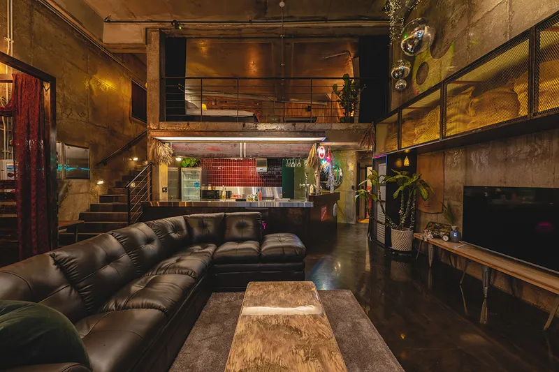 [Yeosu] Cocktail bar concept accommodation with a view of the night sea in the center of Yeosu Cafe Street 35