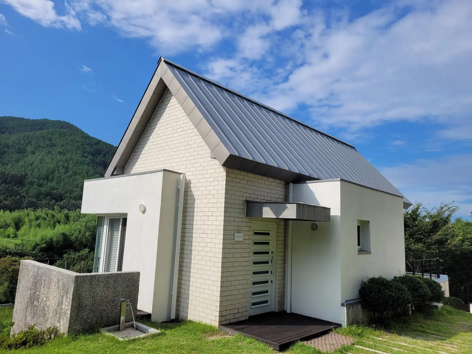 Gangwon Samcheok A healing rest in a sophisticated design house in a warm forest near the beach - main image