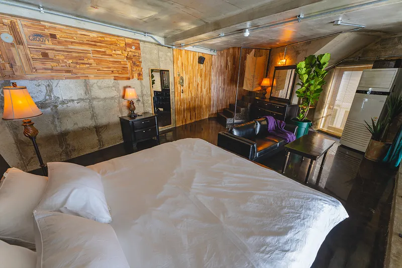 [Yeosu] Cocktail bar concept accommodation with a view of the night sea in the center of Yeosu Cafe Street 5
