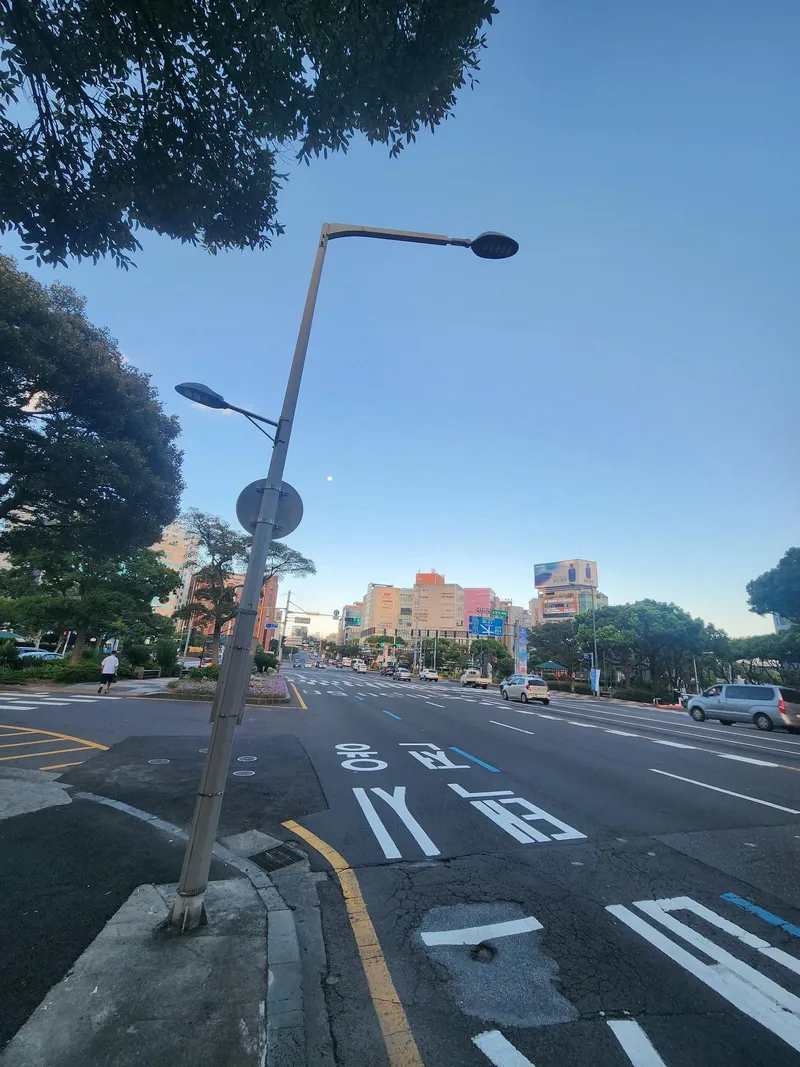 [제주 노형동] 오거리45평제일큰거실3룸침대3화2티비2주방유아품커피머신호텔스벅 174