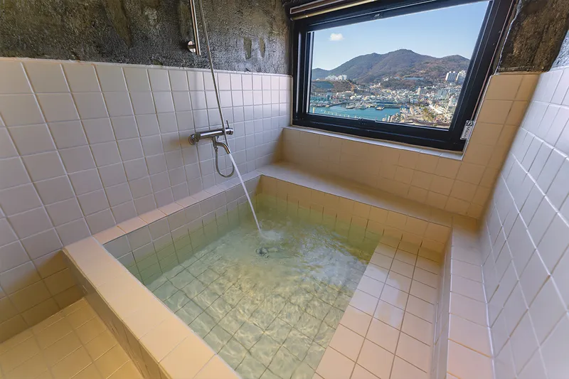 [Yeosu] Cocktail bar concept accommodation with a view of the night sea in the center of Yeosu Cafe Street 43