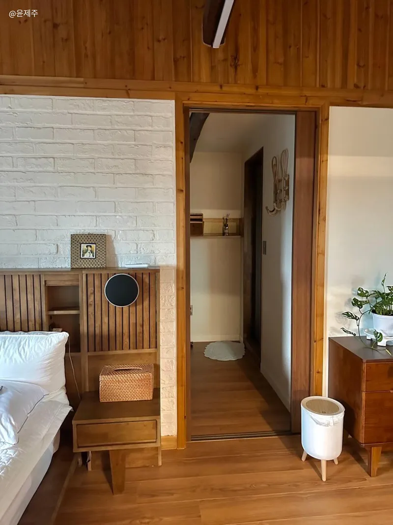 [Hallim, Jeju] A country stone house with a pretty yard and rafters 61