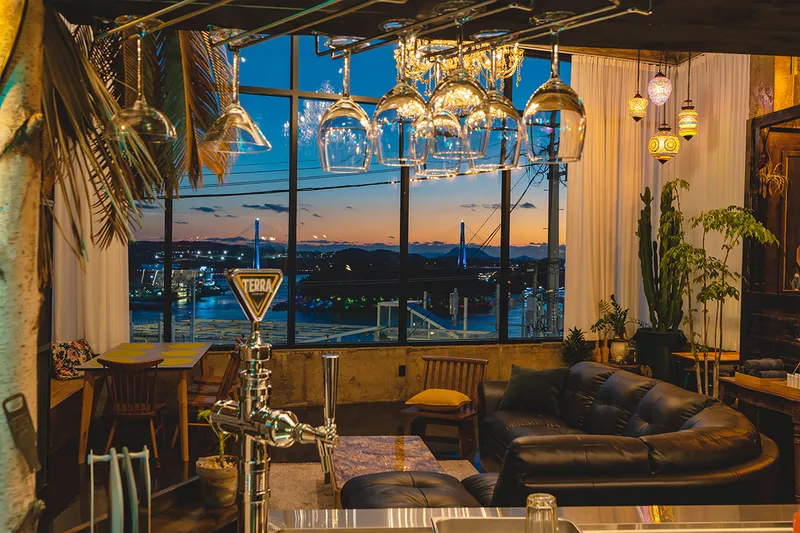 [Yeosu] Cocktail bar concept accommodation with a view of the night sea in the center of Yeosu Cafe Street 50