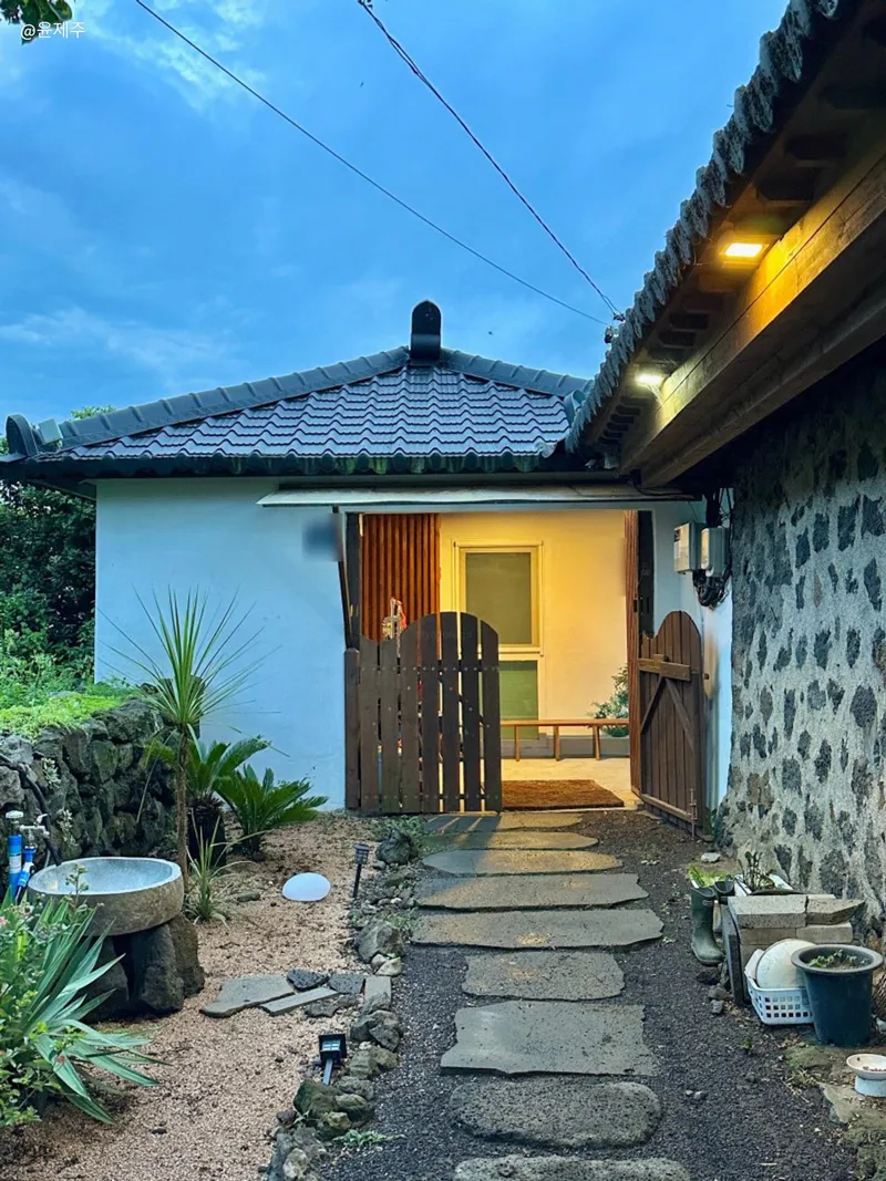 [Hallim, Jeju] A country stone house with a pretty yard and rafters 34