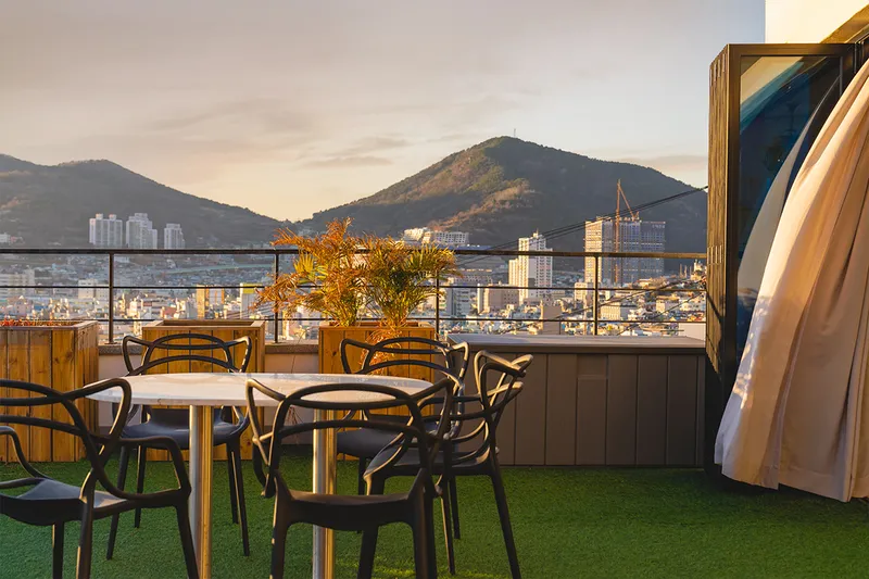 [Yeosu] Cocktail bar concept accommodation with a view of the night sea in the center of Yeosu Cafe Street 49