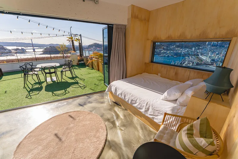 [Yeosu] Cocktail bar concept accommodation with a view of the night sea in the center of Yeosu Cafe Street 60