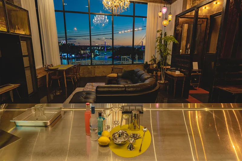 [Yeosu] Cocktail bar concept accommodation with a view of the night sea in the center of Yeosu Cafe Street 9