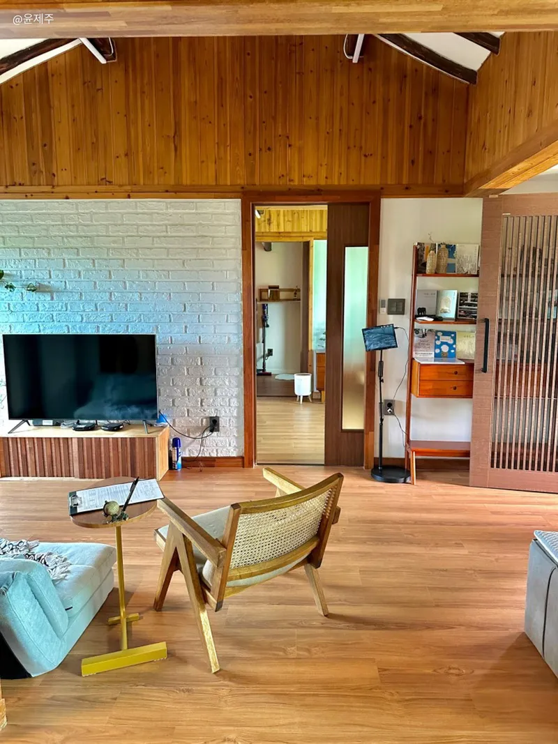 [Hallim, Jeju] A country stone house with a pretty yard and rafters 52