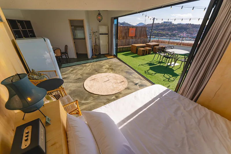 [Yeosu] Cocktail bar concept accommodation with a view of the night sea in the center of Yeosu Cafe Street 39